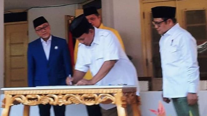 Empat pimpinan partai politik, yakni Golkar, PAN, PKB dan Gerindra, menandatangani kerja sama politik mendukung Prabowo Subianto sebagai bakal calon Presiden Pemilu 2024 di Museum Naskah Proklamasi, Jakarta, Minggu, 13 Agustus 2023.