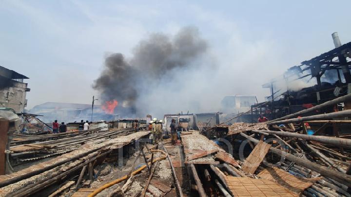 Kebakaran Hanguskan 15 Hunian dan Tempat Pengasinan Ikan di Pluit